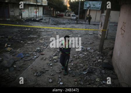 Ein Foto, das am 13. November 2018 aufgenommen wurde, zeigt das zerstörte Gebäude, in dem sich der von der Hamas betriebene Fernsehsender Al-Aqsa TV in Gaza-Stadt befand, nachdem er in der Nacht zuvor von einem israelischen Luftangriff angegriffen worden war. - Ein israelischer Luftangriff zerstörte das Al-Aqsa-Fernsehgebäude der Hamas im Gazastreifen Ende November 12 nach einer Reihe von Warnschüssen, berichteten AFP-Journalisten und drohten mit einer harten Reaktion palästinensischer Kämpfer. Der Streik kam, als erneut Gewalt zwischen Israel und palästinensischen Militanten in Gaza aufflammte. (Foto von Majdi Fathi/NurPhoto) Stockfoto