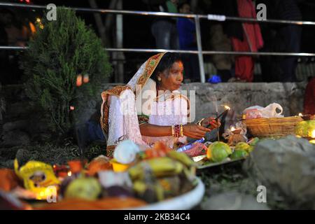 Nepalesischer Anhänger, der am Dienstag, den 13. November 2018, Duftstäbchen während des Chhath Puja Festivals in Kamal Pokhari, Kathmandu, Nepal, anbietet. Chhath Puja Festival, die Anbetung des Sonnengottes, ist in Nepals Terai-Region üblich und wird in Kathmandu ebenso von Terai-Gemeinden und in Indien gefeiert. Der Gottesdienst muss auf einem Teich, einem Fluss oder einer beliebigen Wasserquelle basieren, wie es die religiöse Tradition anführt. (Foto von Narayan Maharjan/NurPhoto) Stockfoto