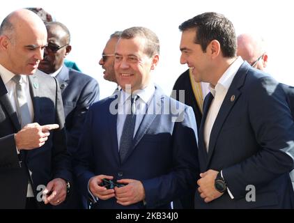 Der russische Premierminister Dmitri Medwedew (C) und der griechische Premierminister Alexis Tsipras nehmen am 13. November 2018 an einem Gruppenfoto mit Staatsoberhäuptern, Ministern und Gesandten Teil, das während einer internationalen Konferenz über Libyen in der Villa Igiea in Palermo, Italien, stattfand. (Foto von Gabriele Maricchiolo/NurPhoto) Stockfoto