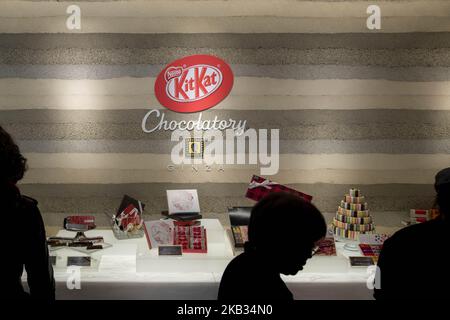 Das KitKat-Logo wird am 14. November 2018 im KitKat Chocolatory Ginza Store, betrieben von Nestle SA, in Tokio, Japan, gezeigt. (Foto von Alessandro Di Ciommo/NurPhoto) Stockfoto