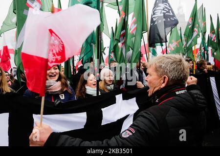 Hunderttausende marschieren, um die polnische Unabhängigkeit in Warschau zu feiern. Junge Frau aus der Polnischen Jugendgruppe, die während des marsches am 11. November 2018 in Warschau, Polen, singt (Foto: Jakub Wlodek/NurPhoto) Stockfoto