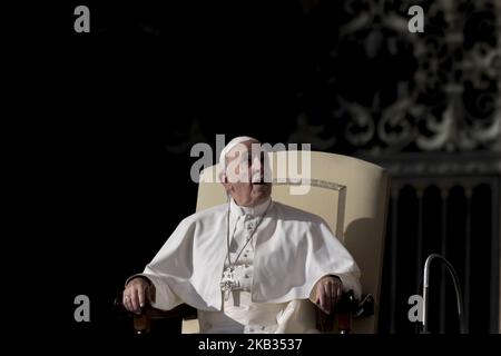 Papst Franziskus schaut bei seiner Generalaudienz am 20. Juni 2018 in St. Peters Place, Vatikanstadt, nach oben. (Foto von Massimo Valicchia/NurPhoto) Stockfoto