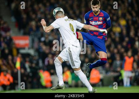 Barcelona, Spanien. 18 Dez, 2019. 09 Karim Benzema aus Frankreich von Real Madrid und 03 Gerard Pique aus Spanien FC Barcelona während La Liga Match zwischen dem FC Barcelona und Real Madrid im Camp Nou am Dezember 18, 2019 in Barcelona, Spanien. Credit: CORDON PRESSE/Alamy leben Nachrichten Stockfoto