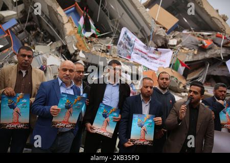 Palästinensische Journalisten nehmen an einem Protest gegen die Angriffe auf den Fernsehsender al-Aqsa TV Teil, der am 15. November 2018 durch israelische Luftangriffe in Gaza-Stadt zerstört wurde. (Foto von Majdi Fathi/NurPhoto) Stockfoto