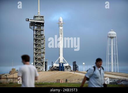 Eine SpaceX Falcon 9-Rakete steht bereit, um den Kommunikationssatelliten Es'hail-2 für das Land Katar am 15. November 2018 auf der PAD 39A im Kennedy Space Center in Florida, USA, zu starten. (Foto von Paul Hennessy/NurPhoto) Stockfoto