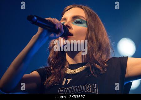 Lauren Mayberry von der schottischen Synthie-Pop-Band Chvrches tritt am 15. November 2018 live bei Fabrique in Mailand, Italien, auf. (Foto von Roberto Finizio/NurPhoto) Stockfoto