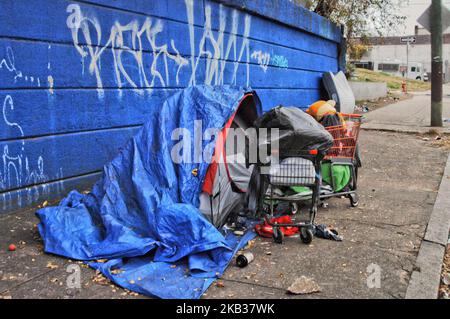 Obdachlose Vertreibung am 15. November 2018 in Philadelphia, USA. Eine obdachlose Zeltgemeinde unter den Eisenbahnkesseln wird am letzten Tag früh geweckt, bevor sie gezwungen werden, einen anderen Ort zu finden, um ihr Zuhause zu finden. Während die Stadt Philadelphia daran arbeitet, die Böcke entlang der Kensington Avenue zu räumen, werden einige der Menschen, die gezwungen werden, es in ein Unterschlupf für sie schaffen, stellt sich die Frage, wie lange es dauert. Viele andere hatten nicht so viel Glück und werden einen neuen Platz zum Schlafen finden müssen, wenn der Winter eingeht. (Foto von Cory Clark/NurPhoto) Stockfoto