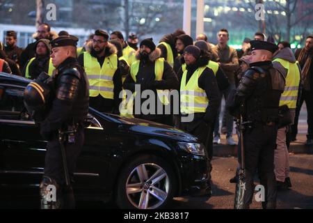 Demonstranten mit gelben Westen (Gilets jaunes) protestieren am 17. November 2018 in der Nähe des Bercy-Finanzministeriums in Paris gegen den Anstieg der Kraftstoff- und Ölpreise. Französische Autofahrer, die wegen der hohen Kraftstoffpreise brodeln, haben am 17. November geschworen, den Verkehr im ganzen Land zu schnarren, und zwar in einem weithin unterstützten Protest, der sich für Präsident Emmanuel Macron als der bisher schwierigste erweisen könnte. (Foto von Michel Stoupak/NurPhoto) Stockfoto