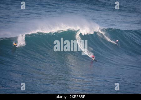 Der hawaiianische Surfer Kai Lenny (rot) und der Surfer aus dem Baskenland, Natxo Gonzalez (weiß) auf der Welle. Die WSL Big Wave Tour (BWT) hat am Freitag, den 16. November 2018, einen Green Alert für die Nazaré Challenge in Nazaré, Portugal, herausgegeben. (Foto von Henrique Casinhas/NurPhoto) Stockfoto