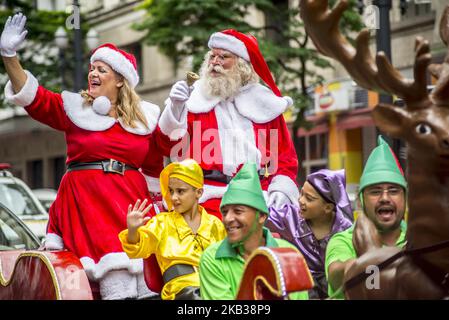 Menschen, die ein Weihnachtsmänner-Kostüm tragen, während der Weihnachtsfeiern in Sao Paulo, Brasilien, am 17. November 2018. Der Weihnachtsmann freut sich über Kinder und Erwachsene auf der Avenida Paulista. (Foto von Cris FAGA/NurPhoto) Stockfoto