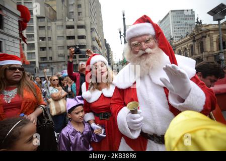 Menschen, die ein Weihnachtsmänner-Kostüm tragen, während der Weihnachtsfeiern in Sao Paulo, Brasilien, am 17. November 2018. Der Weihnachtsmann freut sich über Kinder und Erwachsene auf der Avenida Paulista. (Foto von Cris FAGA/NurPhoto) Stockfoto