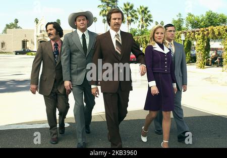 ANCHORMAN: DIE LEGENDE VON RON BURGUNDY, PAUL RUDD, DAVID KOECHNER, WILL FERRELL, CHRISTINA APPLEGATE, STEVE CARELL, 2004 Stockfoto