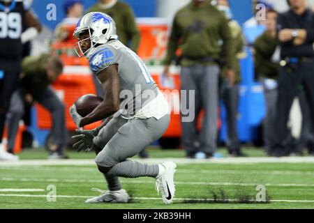 Detroit Lions läuft zurück Theo Riddick (25) spielt den Ball während der zweiten Hälfte eines NFL-Fußballspiels gegen die Carolina Panthers in Detroit, Michigan, USA, am Sonntag, den 18. November 2018. (Foto von Amy Lemus/NurPhoto) Stockfoto