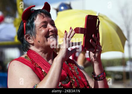 Eine Frau, die als Teufel gekleidet ist, macht ein Foto während der jährlichen Doo Dah Parade 41. in Pasadena, Kalifornien, am 18. November 2018. Die Parade ist bekannt für ihren exzentrischen und schrägen Humor. (Foto von Ronen Tivony/NurPhoto) Stockfoto