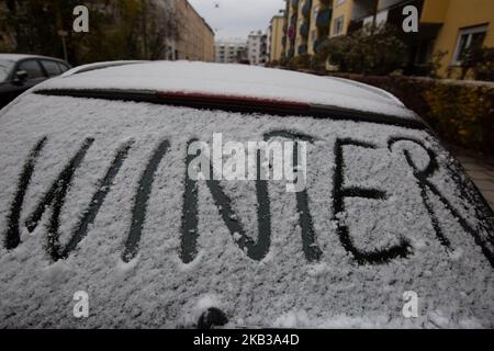 Am 19. November 2018 steht in München der Winter auf einem schneebedeckten Auto. In der Nacht schneite es in dieser Saison zum ersten Mal in München. (Foto von Alexander Pohl/NurPhoto) Stockfoto