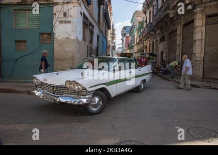 Alte, aber sehr gut erhaltene amerikanische Autos in Havanna, Kuba. Nach 1959 Verbot Fidel Castro die Einfuhr ausländischer Autos. Das Ergebnis war, die auf der Insel verbliebenen Autos zu behalten und zu erhalten. Die meisten Autos sind Ford, Chevrolet und Mercury. Heutzutage werden die meisten der bunten alten Autos als Taxi für Touristen in Havanna benutzt. (Foto von Nicolas Economou/NurPhoto) Stockfoto