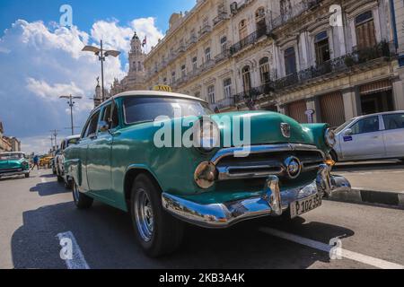 Alte, aber sehr gut erhaltene amerikanische Autos in Havanna, Kuba. Nach 1959 Verbot Fidel Castro die Einfuhr ausländischer Autos. Das Ergebnis war, die auf der Insel verbliebenen Autos zu behalten und zu erhalten. Die meisten Autos sind Ford, Chevrolet und Mercury. Heutzutage werden die meisten der bunten alten Autos als Taxi für Touristen in Havanna benutzt. (Foto von Nicolas Economou/NurPhoto) Stockfoto