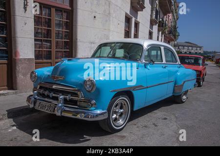 Alte, aber sehr gut erhaltene amerikanische Autos in Havanna, Kuba. Nach 1959 Verbot Fidel Castro die Einfuhr ausländischer Autos. Das Ergebnis war, die auf der Insel verbliebenen Autos zu behalten und zu erhalten. Die meisten Autos sind Ford, Chevrolet und Mercury. Heutzutage werden die meisten der bunten alten Autos als Taxi für Touristen in Havanna benutzt. (Foto von Nicolas Economou/NurPhoto) Stockfoto