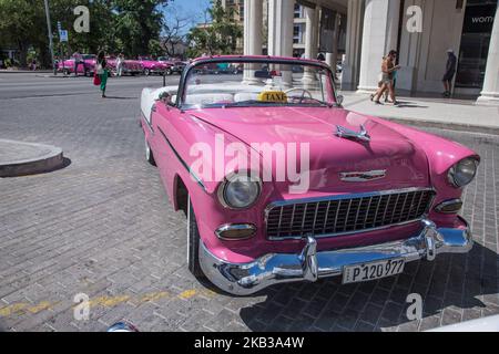 Alte, aber sehr gut erhaltene amerikanische Autos in Havanna, Kuba. Nach 1959 Verbot Fidel Castro die Einfuhr ausländischer Autos. Das Ergebnis war, die auf der Insel verbliebenen Autos zu behalten und zu erhalten. Die meisten Autos sind Ford, Chevrolet und Mercury. Heutzutage werden die meisten der bunten alten Autos als Taxi für Touristen in Havanna benutzt. (Foto von Nicolas Economou/NurPhoto) Stockfoto