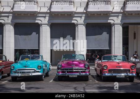 Alte, aber sehr gut erhaltene amerikanische Autos in Havanna, Kuba. Nach 1959 Verbot Fidel Castro die Einfuhr ausländischer Autos. Das Ergebnis war, die auf der Insel verbliebenen Autos zu behalten und zu erhalten. Die meisten Autos sind Ford, Chevrolet und Mercury. Heutzutage werden die meisten der bunten alten Autos als Taxi für Touristen in Havanna benutzt. (Foto von Nicolas Economou/NurPhoto) Stockfoto