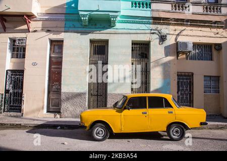 Alte, aber sehr gut erhaltene amerikanische Autos in Havanna, Kuba. Nach 1959 Verbot Fidel Castro die Einfuhr ausländischer Autos. Das Ergebnis war, die auf der Insel verbliebenen Autos zu behalten und zu erhalten. Die meisten Autos sind Ford, Chevrolet und Mercury. Heutzutage werden die meisten der bunten alten Autos als Taxi für Touristen in Havanna benutzt. (Foto von Nicolas Economou/NurPhoto) Stockfoto