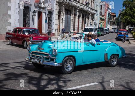 Alte, aber sehr gut erhaltene amerikanische Autos in Havanna, Kuba. Nach 1959 Verbot Fidel Castro die Einfuhr ausländischer Autos. Das Ergebnis war, die auf der Insel verbliebenen Autos zu behalten und zu erhalten. Die meisten Autos sind Ford, Chevrolet und Mercury. Heutzutage werden die meisten der bunten alten Autos als Taxi für Touristen in Havanna benutzt. (Foto von Nicolas Economou/NurPhoto) Stockfoto