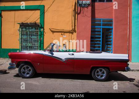 Alte, aber sehr gut erhaltene amerikanische Autos in Havanna, Kuba. Nach 1959 Verbot Fidel Castro die Einfuhr ausländischer Autos. Das Ergebnis war, die auf der Insel verbliebenen Autos zu behalten und zu erhalten. Die meisten Autos sind Ford, Chevrolet und Mercury. Heutzutage werden die meisten der bunten alten Autos als Taxi für Touristen in Havanna benutzt. (Foto von Nicolas Economou/NurPhoto) Stockfoto