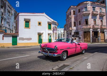 Alte, aber sehr gut erhaltene amerikanische Autos in Havanna, Kuba. Nach 1959 Verbot Fidel Castro die Einfuhr ausländischer Autos. Das Ergebnis war, die auf der Insel verbliebenen Autos zu behalten und zu erhalten. Die meisten Autos sind Ford, Chevrolet und Mercury. Heutzutage werden die meisten der bunten alten Autos als Taxi für Touristen in Havanna benutzt. (Foto von Nicolas Economou/NurPhoto) Stockfoto