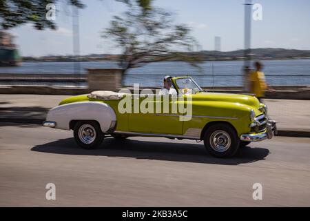 Alte, aber sehr gut erhaltene amerikanische Autos in Havanna, Kuba. Nach 1959 Verbot Fidel Castro die Einfuhr ausländischer Autos. Das Ergebnis war, die auf der Insel verbliebenen Autos zu behalten und zu erhalten. Die meisten Autos sind Ford, Chevrolet und Mercury. Heutzutage werden die meisten der bunten alten Autos als Taxi für Touristen in Havanna benutzt. (Foto von Nicolas Economou/NurPhoto) Stockfoto