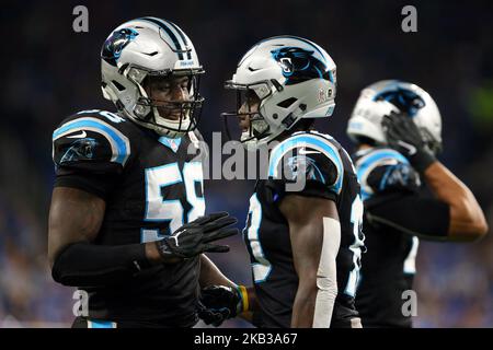 Carolina Panthers Außenlinebacker Thomas Davis (58) spricht mit dem Carolina Panthers-Breitempfänger Curtis Samuel (10) nach einem Spiel während der ersten Hälfte eines NFL-Fußballspiels gegen die Carolina Panthers in Detroit, Michigan, USA, am Sonntag, den 18. November 2018. (Foto von Amy Lemus/NurPhoto) Stockfoto