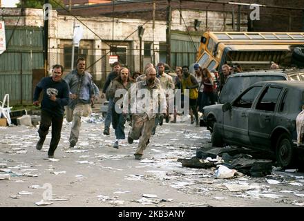 MORGENDÄMMERUNG DER TOTEN, ZOMBIE-SZENE, 2004 Stockfoto