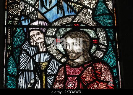 Detail eines Harry Clarke Buntglasfensters in Dingle Stockfoto