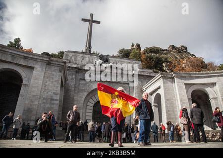 Tausende von Menschen besuchen das Tal der Gefallenen am 20. November 2018 in San Lorenzo de El Escorial, in der Nähe von Madrid, Spanien. Das Datum markiert 43 Jahre nach dem Tod des Diktators Francisco Franco. (Foto von Alvaro Fuente/NurPhoto) Stockfoto