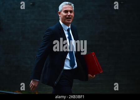 Brexit-Minister Stephen Barclay verlässt die Nummer 10 in der Downing Street nach der wöchentlichen Kabinettssitzung am 20. November 2018 in London, England. Die DUP enthielt sich der Stimme oder unterstützte Labour in Bezug auf Änderungen des Regierungsfinanzgesetzes gestern Abend und sandte eine Botschaft an den Premierminister, dass sie möglicherweise nicht auf ihre Unterstützung beim Brexit-Votum zählen kann. Die DUP hat nach den letzten Wahlen ein Vertrauen- und Lieferabkommen mit der konservativen Partei geschlossen, aber das ist seit der Enthüllung des Entwurfs des Brexit-Abkommens ins Stocken geraten. (Foto von Alberto Pezzali/NurPhoto) Stockfoto