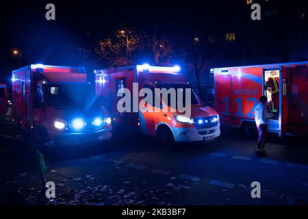 Berlin, Deutschland. 03.. November 2022. Krankenwagen stehen an einem Gebäude in Berlin-Friedrichsfelde. Dort war abends in einer Wohnung im dritten Stock des elfstöckigen Gebäudes ein Feuer ausgebrochen. Das Feuer breitete sich dann schnell auf das 4. Og aus. Mehr als 90 Feuerwehrmänner und zahlreiche Rettungskräfte waren im Einsatz. Nach ersten Informationen wurden elf Bewohner verletzt, einer starb trotz Reanimation vor Ort. Quelle: Paul Zinken/dpa/Alamy Live News Stockfoto