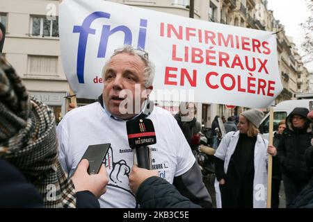 Private Krankenschwester spricht mit der Presse während einer Demonstration vor dem Hauptquartier des Gesundheitsministeriums in Paris am 20. November 2018, um gegen ihren Status in den Maßnahmen eines vom französischen Präsidenten Emmanuel Macron im September 2018 vorgelegten Gesundheitsplans zu protestieren. Emmanuel Macron versprach bis 2022 die Rekrutierung von 4.000 medizinischen Assistenten in städtischen Gebieten, um Papierkram zu erledigen, einfache medizinische Gesten wie Blutdruckkontrollen durchzuführen und Ärzte freizumachen. Genaue Status- und Stellenbeschreibungen sind 2019 zu schreiben. (Foto von Michel Stoupak/NurPhoto) Stockfoto