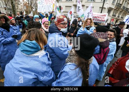 Private Krankenschwestern nehmen am 20. November 2018 an einer Demonstration vor dem Hauptquartier des Gesundheitsministeriums in Paris Teil, um gegen ihren Status in den Maßnahmen eines vom französischen Präsidenten Emmanuel Macron im September 2018 vorgelegten Gesundheitsplans zu protestieren. Emmanuel Macron versprach bis 2022 die Rekrutierung von 4.000 medizinischen Assistenten in städtischen Gebieten, um Papierkram zu erledigen, einfache medizinische Gesten wie Blutdruckkontrollen durchzuführen und Ärzte freizumachen. Genaue Status- und Stellenbeschreibungen sind 2019 zu schreiben. (Foto von Michel Stoupak/NurPhoto) Stockfoto