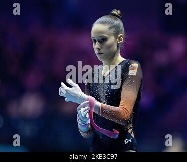 LIVERPOOL - Naomi Visser während des Allround-Finales der Frauen bei den Weltmeisterschaften der Gymnastik in Liverpool. ANP IRIS VAN DEN BROEK Stockfoto