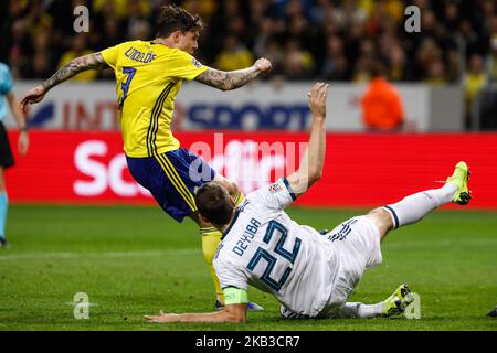 Der Schwede Victor Lindelof (L) schießt beim Spiel der UEFA Nations League B Group 2 zwischen Schweden und Russland am 20. November 2018 in der Friends Arena in Stockholm, Schweden, ein Tor, als der russische Artem Dzyuba verteidigt. (Foto von Mike Kireev/NurPhoto) Stockfoto