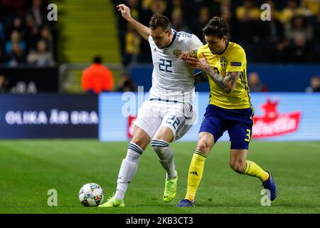 Victor Lindelof (R) aus Schweden und Artem Dzyuba aus Russland wetteifern während des UEFA Nations League B Group 2-Spiels zwischen Schweden und Russland am 20. November 2018 in der Friends Arena in Stockholm, Schweden, um den Ball. (Foto von Mike Kireev/NurPhoto) Stockfoto