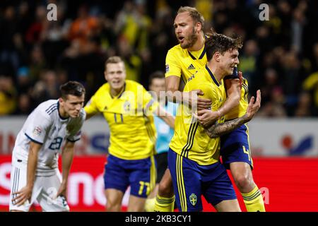 Victor Lindelof (R) aus Schweden feiert sein Tor mit Andreas Granqvist (C) und Viktor Claesson während des UEFA Nations League B Group 2-Spiels zwischen Schweden und Russland am 20. November 2018 in der Friends Arena in Stockholm, Schweden. (Foto von Mike Kireev/NurPhoto) Stockfoto