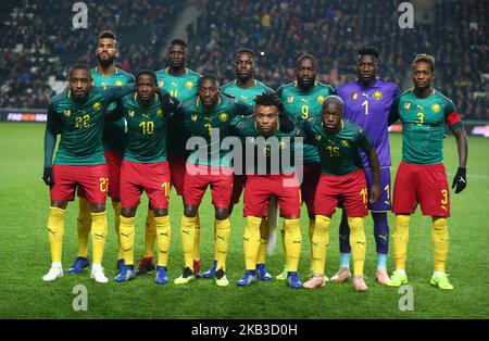 Kamerun Team L-R Back Row:- Eric Maxim Choupo-Moting, Yaya Banana, Georges Mandjeck, Stephane Bahoken, Andre Onana und Gaetan Bong aus Kamerun. L-R Front Row :- Jean-Armel Kana-Biyik, Arnaud Djoum, Karl Toko Ekambi, Pierre Kunde Along und Jeardo Fuchs aus Kamerun während der Chevrolet Brazil Global Tour Internationale Freundschaftsreise zwischen Brasilien und Kamerun im Stadion, MK Dons Football Club in Milton Keynes, England am 20. November 2018. (Foto von Action Foto Sport/NurPhoto) Stockfoto