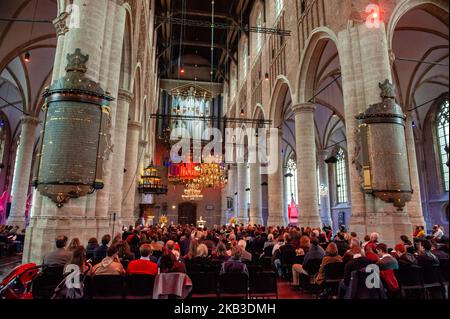 November 22., Leiden, Niederlande. Nachdem die Pilger England verließen, um der etablierten anglikanischen Kirche zu entkommen, und bevor sie auf dem Plymouth Rock landeten, kamen sie nach Leiden, Niederlande, wo sie 11 Jahre lebten. Für die Niederländer hat Thanksgiving eine besondere Bedeutung und jedes Jahr in Leiden ist der jährliche Thanksgiving Day Service im historischen Pieterskerk in Leiden eine Feier der Geschichte der Pilger und ihrer Verbindung zu Holland. Die Pilger verzeichneten ihre Geburten, Ehen und Todesfälle im Pieterskerk und lebten während ihres tim in den umliegenden Vierteln Stockfoto