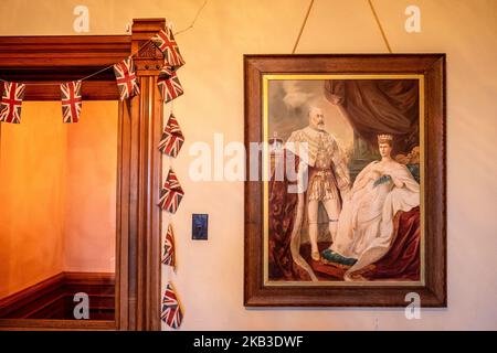 Porträt von König George V und Königin Mary; Union Jacks an der Wand; Craigdarroch Castle, Victoria, British Columbia, Kanada Stockfoto