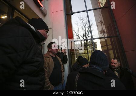 Aktivisten sprechen mit Vertretern des Eigentümers der KFC-Franchise (R), während sie das Restaurant in Kiew, Ukraine, blockieren, 22. November 2018. Die Teilnehmer des Schnellrestaurants EuroMaydan Block KFC, das einen Tag zuvor in einem Gebäude des Gewerkschaftshauses eröffnet wurde, in dem 2014 während der Revolution der würde Dutzende von Demonstranten lebend verbrannt wurden. (Foto von Sergii Chartschenko/NurPhoto) Stockfoto