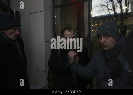 Aktivisten sprechen mit Vertretern des Eigentümers der KFC-Franchise (C), während sie das Restaurant in Kiew, Ukraine, blockieren, 22. November 2018. Die Teilnehmer des Schnellrestaurants EuroMaydan Block KFC, das einen Tag zuvor in einem Gebäude des Gewerkschaftshauses eröffnet wurde, in dem 2014 während der Revolution der würde Dutzende von Demonstranten lebend verbrannt wurden. (Foto von Sergii Chartschenko/NurPhoto) Stockfoto