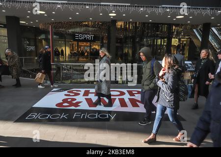 Black Friday 2018 in Eindhoven City in den Niederlanden. Verkaufsschilder und Menschen einkaufen in der Handelsstraße Demer in Eindhoven. (Foto von Nicolas Economou/NurPhoto) Stockfoto