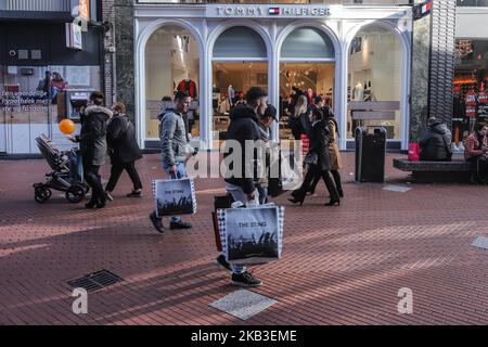 Black Friday 2018 in Eindhoven City in den Niederlanden. Verkaufsschilder und Menschen einkaufen in der Handelsstraße Demer in Eindhoven. (Foto von Nicolas Economou/NurPhoto) Stockfoto