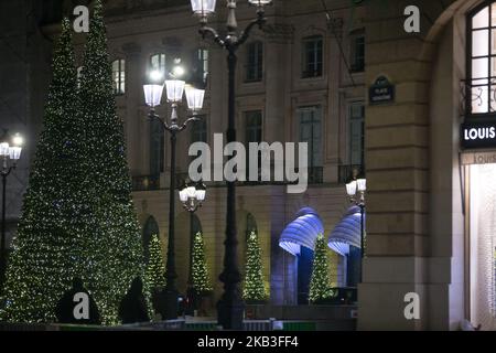 Der luxuriöse Place Vendôme in Paris ist am 24. November 2018 mit Weihnachtslichtern geschmückt. (Foto von Michel Stoupak/NurPhoto) Stockfoto