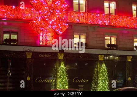 Die Fassade der französischen Luxusmarke Cartier Shop auf dem Place Vendôme in Paris, geschmückt mit Weihnachtsbeleuchtung am 24. November 2018. (Foto von Michel Stoupak/NurPhoto) Stockfoto